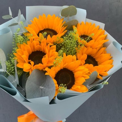 Букет из подсолнухов и зелени «Винсент»