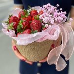 Клубника в джутовом кашпо с гипсофилуой