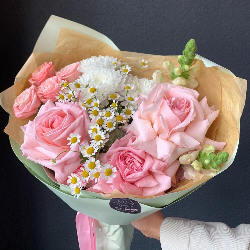 Букет из пионовидных роз, ромашки и антиринум «любовь»